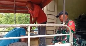 Dekatkan Diri Lewat Karya Nyata: Babinsa Batee Shoek Bantu Perbaiki Kendaraan Warga