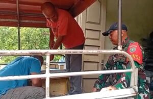 Dekatkan Diri Lewat Karya Nyata: Babinsa Batee Shoek Bantu Perbaiki Kendaraan Warga