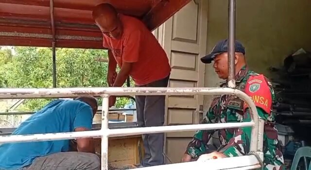 Dekatkan Diri Lewat Karya Nyata: Babinsa Batee Shoek Bantu Perbaiki Kendaraan Warga