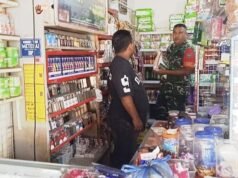 Selalu Hadir Mengabdi: Babinsa Ie Meulee Pantau Harga Sambil Pererat Tali Silaturahmi Warga