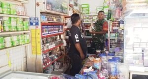 Selalu Hadir Mengabdi: Babinsa Ie Meulee Pantau Harga Sambil Pererat Tali Silaturahmi Warga