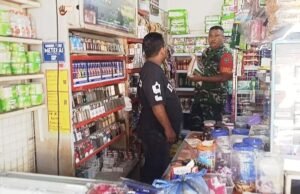 Selalu Hadir Mengabdi: Babinsa Ie Meulee Pantau Harga Sambil Pererat Tali Silaturahmi Warga