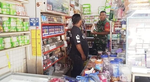 Selalu Hadir Mengabdi: Babinsa Ie Meulee Pantau Harga Sambil Pererat Tali Silaturahmi Warga