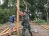 Wujud Kemanunggalan TNI-Rakyat, Babinsa Keuneukai Bantu Pembangunan Kios Warga