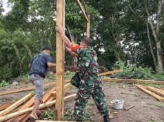 Wujud Kemanunggalan TNI-Rakyat, Babinsa Keuneukai Bantu Pembangunan Kios Warga
