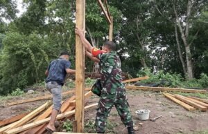 Wujud Kemanunggalan TNI-Rakyat, Babinsa Keuneukai Bantu Pembangunan Kios Warga