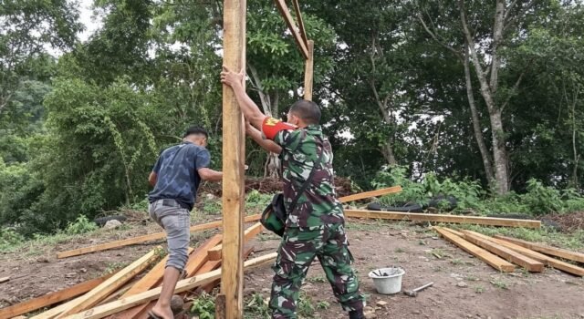 Wujud Kemanunggalan TNI-Rakyat, Babinsa Keuneukai Bantu Pembangunan Kios Warga