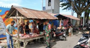 Tradisi Meugang Berjalan Lancar, Babinsa Darwis Turun Tangan Pantau Pasar”