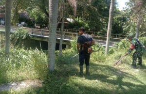 Babinsa Balohan dan Warga Gotong Royong Percantik Taman Gampong, Wujudkan Lingkungan Bersih dan Nyaman