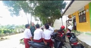 Babinsa Koramil 01/Sukajaya Tanamkan Kesadaran Bahaya Narkoba dan Pergaulan Bebas kepada Pelajar SDN 18 Cot Abeuk