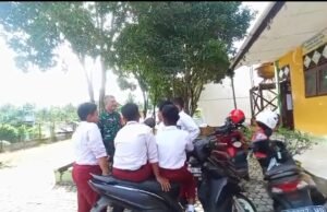 Babinsa Koramil 01/Sukajaya Tanamkan Kesadaran Bahaya Narkoba dan Pergaulan Bebas kepada Pelajar SDN 18 Cot Abeuk