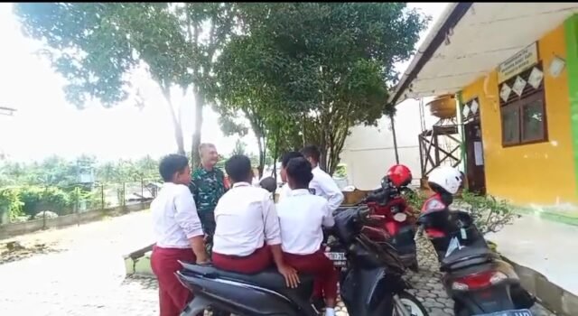 Babinsa Koramil 01/Sukajaya Tanamkan Kesadaran Bahaya Narkoba dan Pergaulan Bebas kepada Pelajar SDN 18 Cot Abeuk