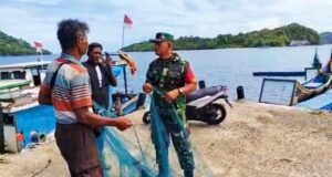 Babinsa Krueng Raya Bantu Nelayan Perbaiki Jaring Ikan, Wujud Kepedulian dan Pererat Kemanunggalan TNI-Rakyat