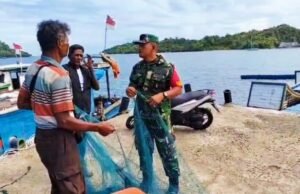 Babinsa Krueng Raya Bantu Nelayan Perbaiki Jaring Ikan, Wujud Kepedulian dan Pererat Kemanunggalan TNI-Rakyat