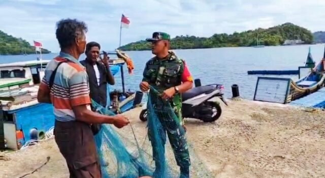 Babinsa Krueng Raya Bantu Nelayan Perbaiki Jaring Ikan, Wujud Kepedulian dan Pererat Kemanunggalan TNI-Rakyat