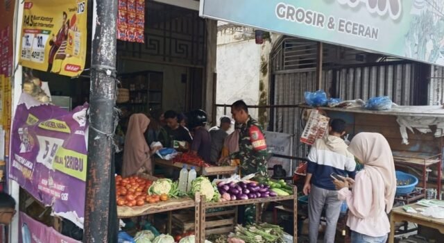Hari Meugang Idul Adha 1447 H/2026 M, Babinsa Gampong Cot Ba’U Monitoring Aktivitas Jual Beli Warga
