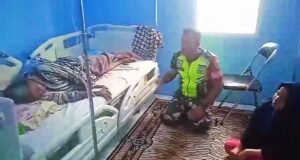 Wujud Kepedulian, Babinsa Krueng Raya Jenguk Warga Korban Kecelakaan Lalu Lintas di Puskesmas