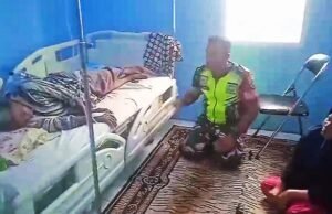 Wujud Kepedulian, Babinsa Krueng Raya Jenguk Warga Korban Kecelakaan Lalu Lintas di Puskesmas
