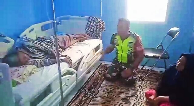 Wujud Kepedulian, Babinsa Krueng Raya Jenguk Warga Korban Kecelakaan Lalu Lintas di Puskesmas