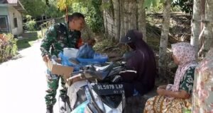 Babinsa Keuneukai Ajak Warga Tingkatkan Kepedulian terhadap Situasi Lingkungan