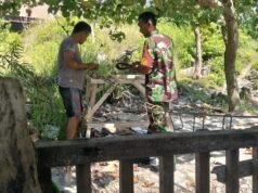 Kebersamaan TNI dan Rakyat, Babinsa Beurawang Bantu Pekerjaan Bangunan Warga
