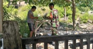 Kebersamaan TNI dan Rakyat, Babinsa Beurawang Bantu Pekerjaan Bangunan Warga