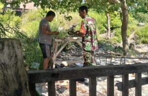 Kebersamaan TNI dan Rakyat, Babinsa Beurawang Bantu Pekerjaan Bangunan Warga