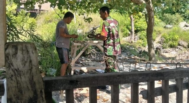 Kebersamaan TNI dan Rakyat, Babinsa Beurawang Bantu Pekerjaan Bangunan Warga