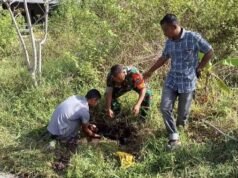 Babinsa Keuneukai Bantu Warga Perbaiki Saluran Air Bocor, Wujud Kepedulian TNI di Tengah Masyarakat