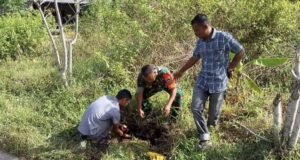 Babinsa Keuneukai Bantu Warga Perbaiki Saluran Air Bocor, Wujud Kepedulian TNI di Tengah Masyarakat