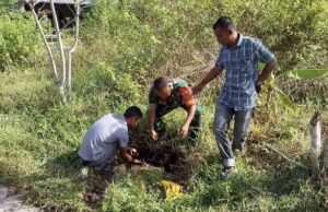 Babinsa Keuneukai Bantu Warga Perbaiki Saluran Air Bocor, Wujud Kepedulian TNI di Tengah Masyarakat