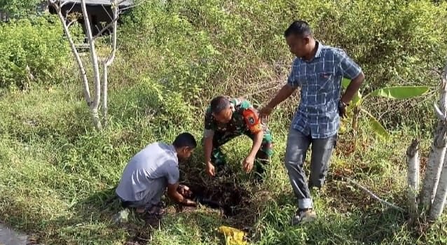 Babinsa Keuneukai Bantu Warga Perbaiki Saluran Air Bocor, Wujud Kepedulian TNI di Tengah Masyarakat