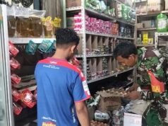 Pantau Harga Sembako, Babinsa Beurawang Pastikan Kebutuhan Warga Tetap Terjangkau