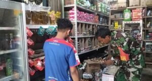 Pantau Harga Sembako, Babinsa Beurawang Pastikan Kebutuhan Warga Tetap Terjangkau