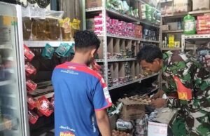 Pantau Harga Sembako, Babinsa Beurawang Pastikan Kebutuhan Warga Tetap Terjangkau