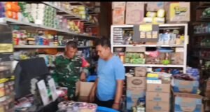 Babinsa Paya Seunara Cek Harga dan Stok Sembako, Pastikan Kebutuhan Warga Tetap Tersedia