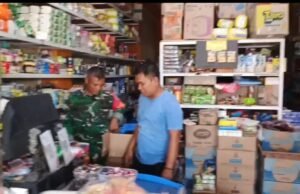 Babinsa Paya Seunara Cek Harga dan Stok Sembako, Pastikan Kebutuhan Warga Tetap Tersedia