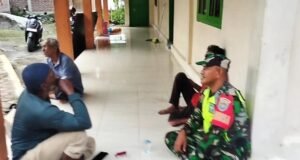 Pererat Silaturahmi dengan Warga, Babinsa Krueng Raya Gelar Komsos di Wilayah Binaan