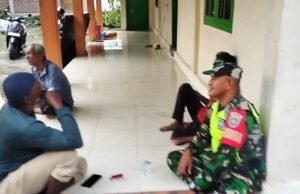 Pererat Silaturahmi dengan Warga, Babinsa Krueng Raya Gelar Komsos di Wilayah Binaan