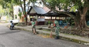Babinsa Kuta Barat Bantu Warga Bersihkan Jalan, Wujud Nyata Kepedulian TNI kepada Masyarakat
