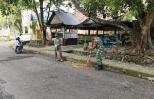 Babinsa Kuta Barat Bantu Warga Bersihkan Jalan, Wujud Nyata Kepedulian TNI kepada Masyarakat