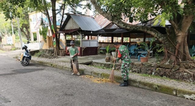 Babinsa Kuta Barat Bantu Warga Bersihkan Jalan, Wujud Nyata Kepedulian TNI kepada Masyarakat
