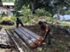 Babinsa Iboih Bantu Warga Bangun Rumah, Wujud Kepedulian dan Semangat Gotong Royong
