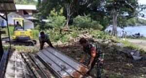 Babinsa Iboih Bantu Warga Bangun Rumah, Wujud Kepedulian dan Semangat Gotong Royong