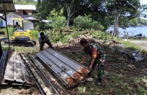 Babinsa Iboih Bantu Warga Bangun Rumah, Wujud Kepedulian dan Semangat Gotong Royong