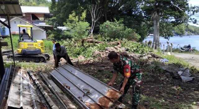 Babinsa Iboih Bantu Warga Bangun Rumah, Wujud Kepedulian dan Semangat Gotong Royong
