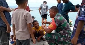 Dekat dengan Generasi Muda, Babinsa Keuneukai Isi Liburan Anak dengan Kegiatan Positif