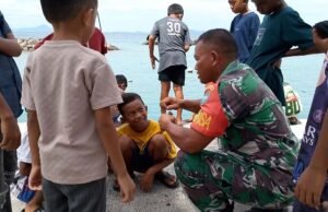 Dekat dengan Generasi Muda, Babinsa Keuneukai Isi Liburan Anak dengan Kegiatan Positif