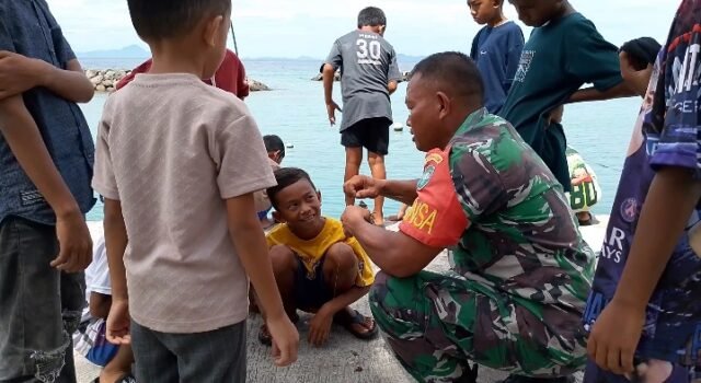 Dekat dengan Generasi Muda, Babinsa Keuneukai Isi Liburan Anak dengan Kegiatan Positif