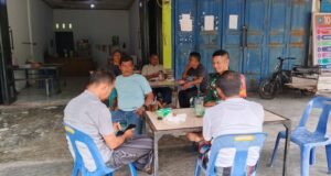 Babinsa Jaboi Serap Informasi Wilayah Melalui Komsos Bersama Warga